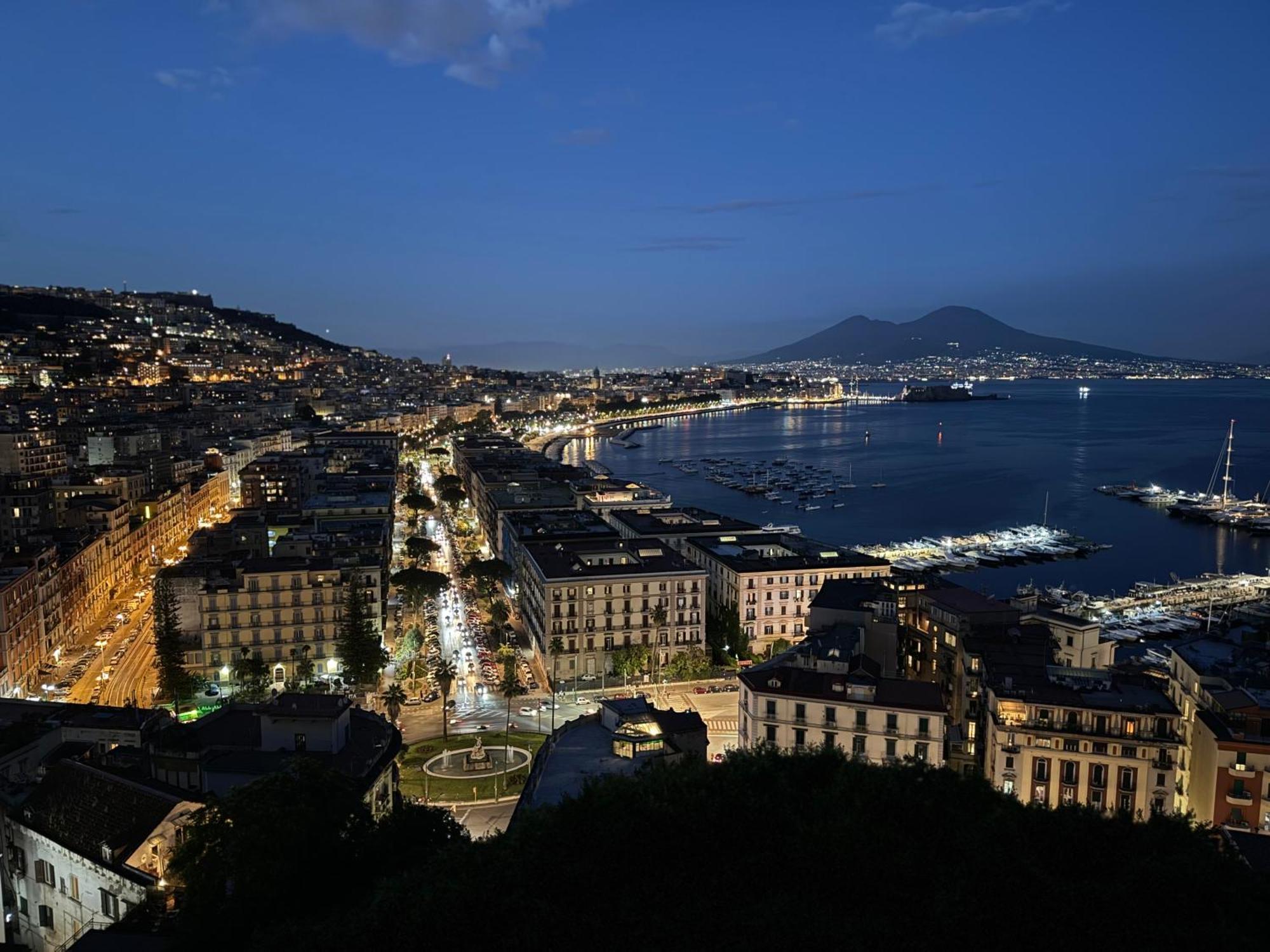 Dimora Poseidon Apartment Napoli Bagian luar foto